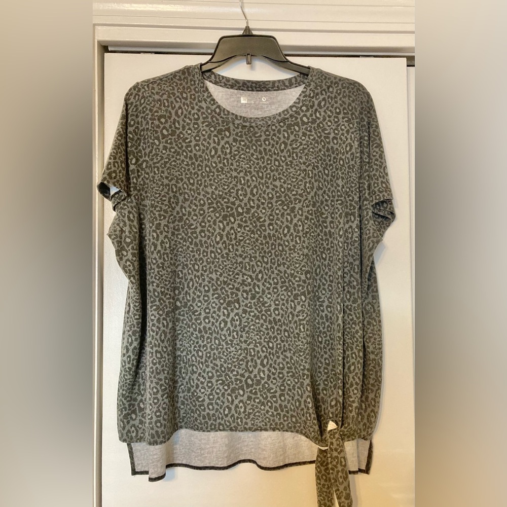 Xersion Gray Leopard Print Short Sleeve Top